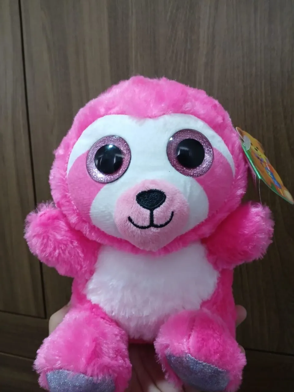 Pelúcia de bicho-preguiça rosa com olhos brilhantes