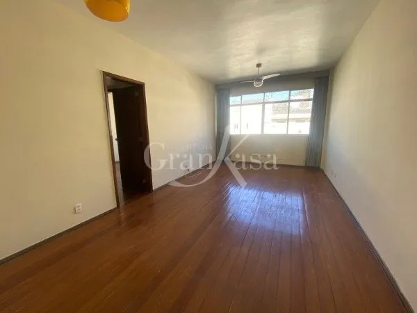 02 quartos com 02 vagas de garagem Próximo a Praia