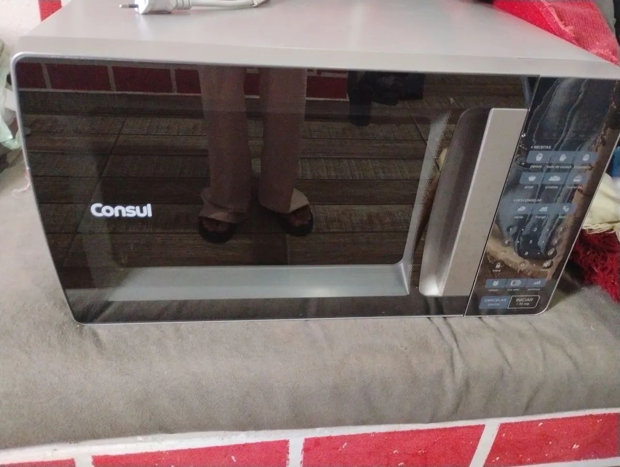 Micro-ondas Consul com Design Moderno ? pouco usado. 