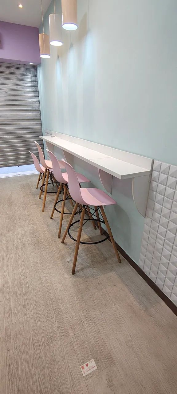Kit e 3 cadeiras rosas altas para sorveteria