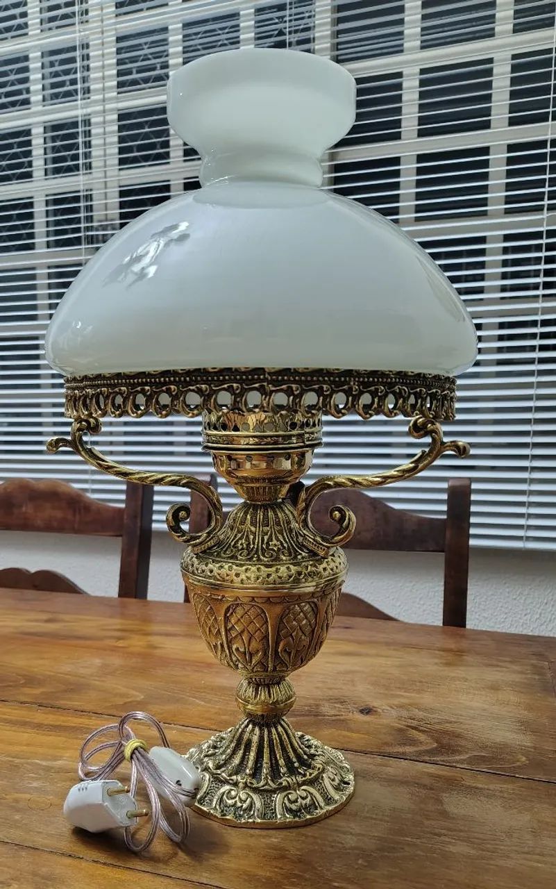 Abajur antigo em bronze maciço com cúpula de opalina branca - Foto 4