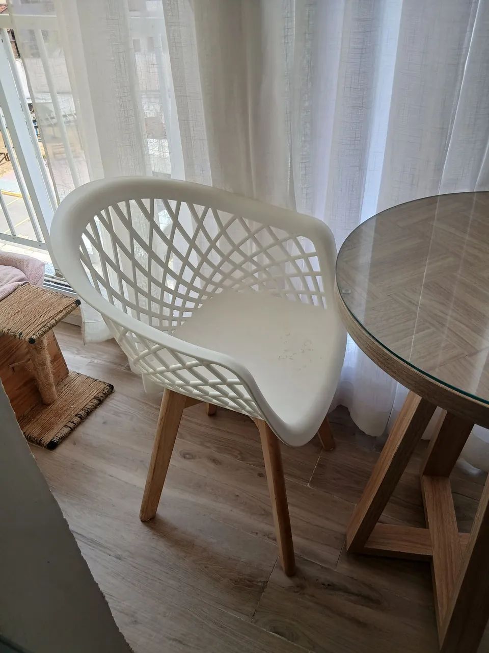 Conjunto mesa redonda com tampo de vidro 2 cadeiras com base em madeira  - Foto 3