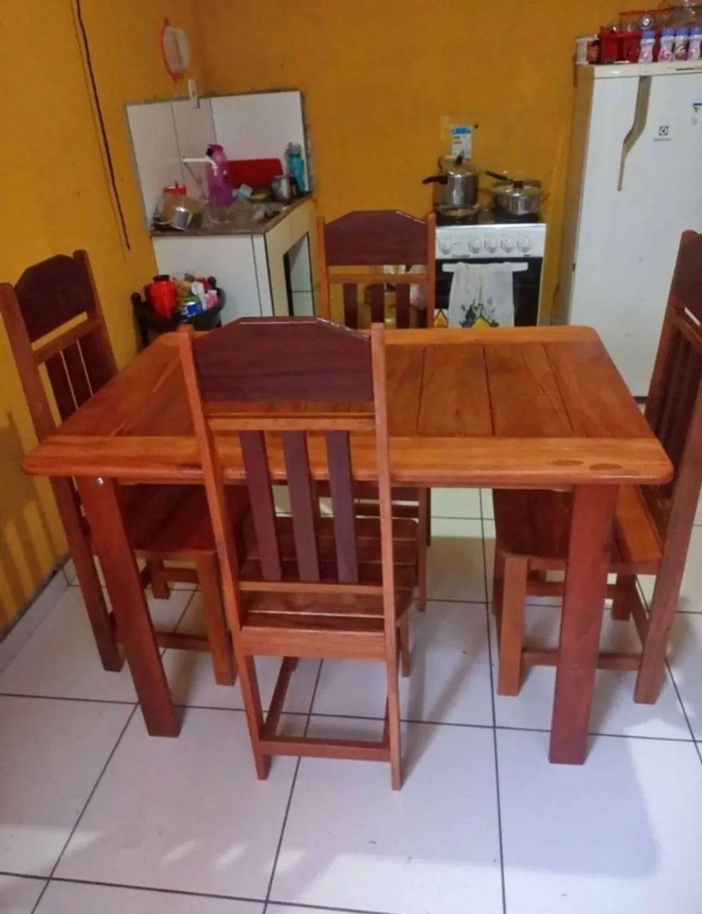 Vendo Mesa de Madeira com 4 Cadeiras  - Foto 2