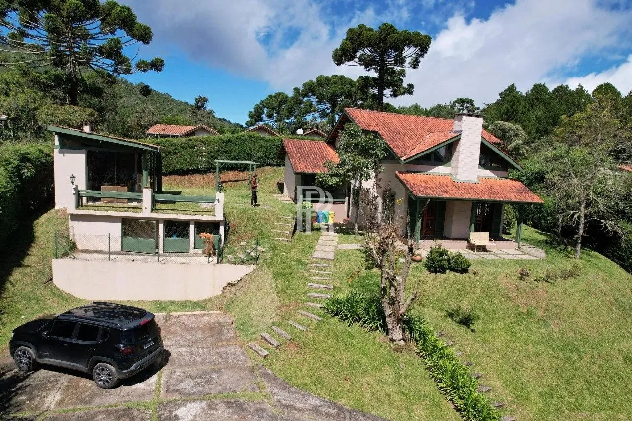 Sobrado para venda possui 180 metros quadrados com 2 quartos em Campista - Campos do Jordã