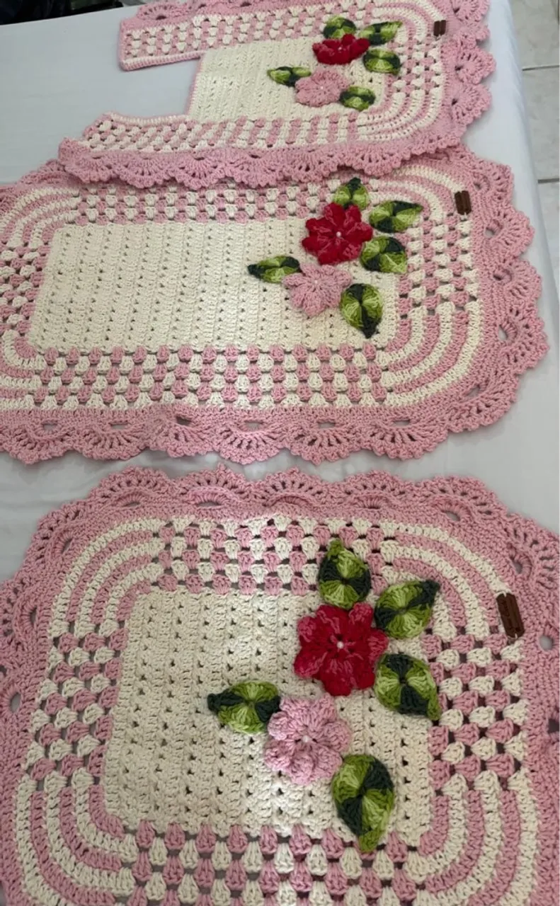 Jogo de Tapetes de Crochê Artesanal com Flores