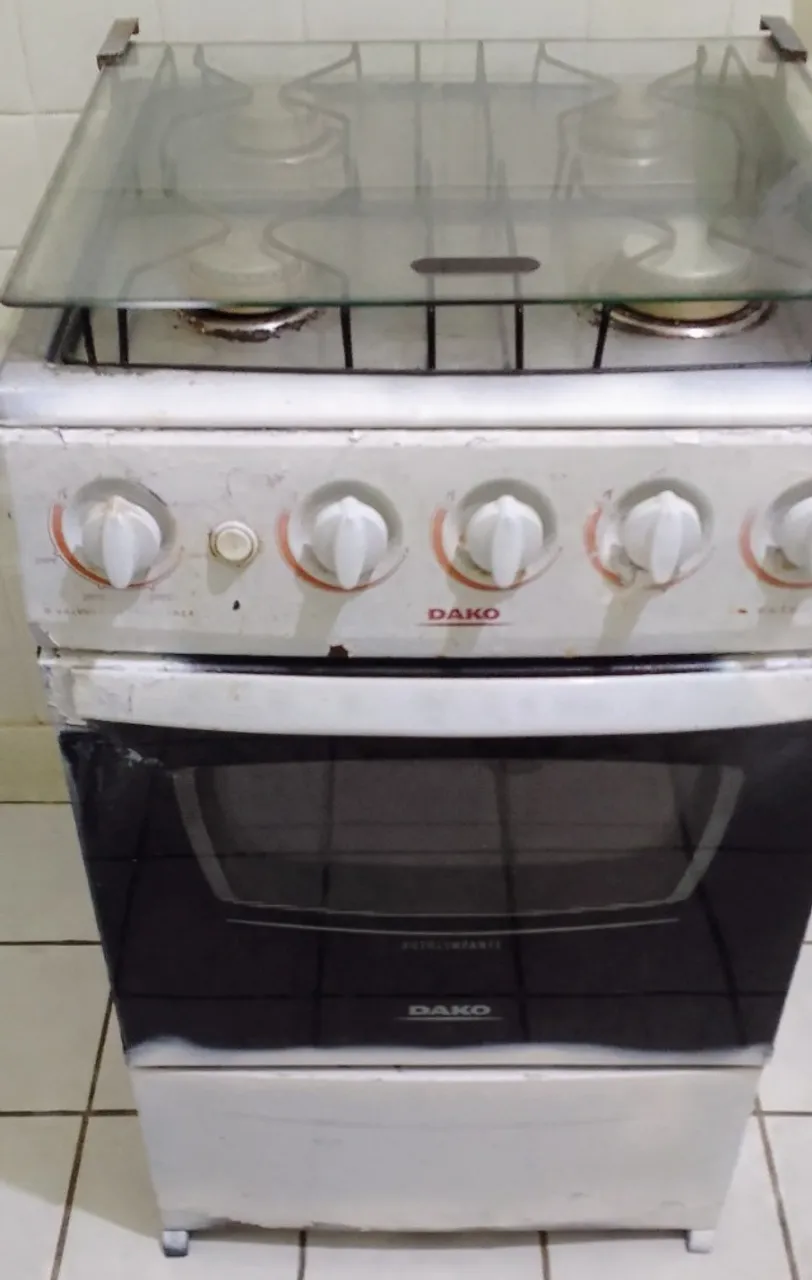 Fogão a gás, acendimento manual, conservado e funcionando bem