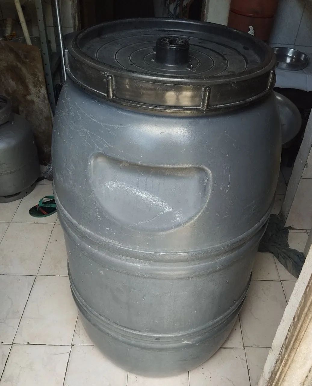 Bombona plástica capacidade de 200 litros 