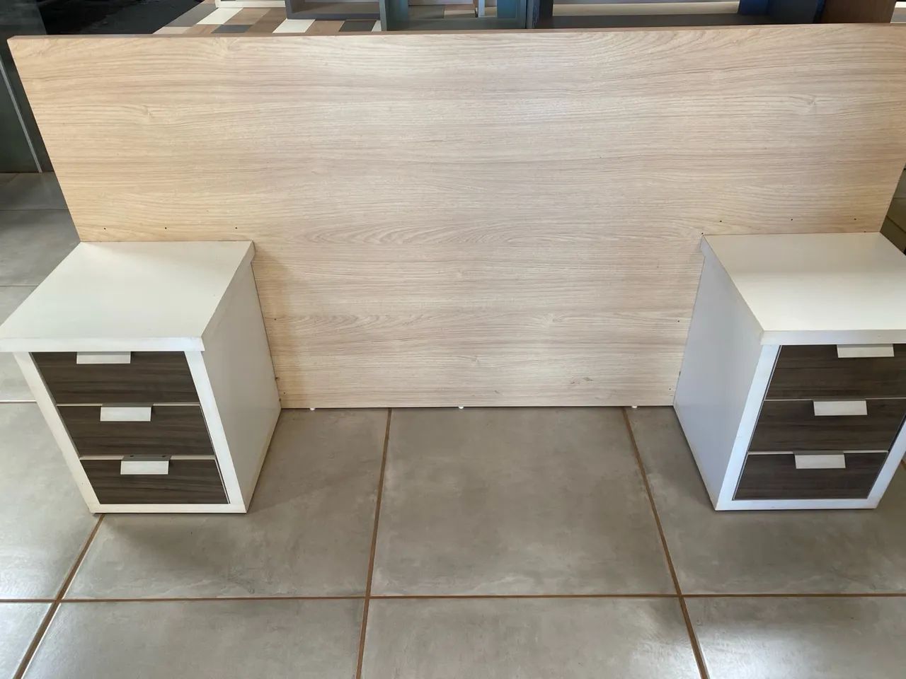 Cabeceira com mesa de cabeceira 