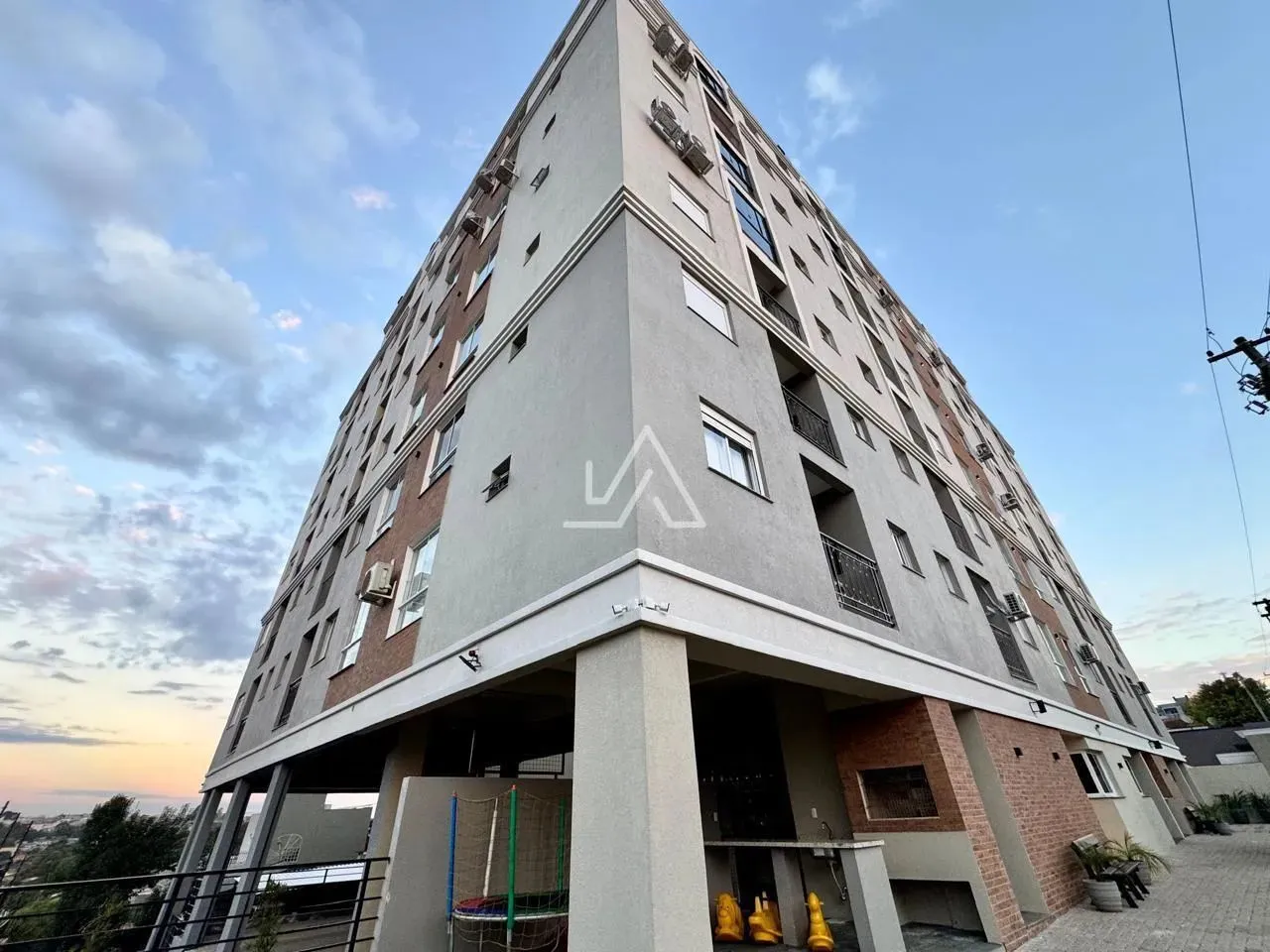UM APARTAMENTO DE DOIS DORMITÓRIOS COM UMA SUÍTE COM VAGA DE GARAGEM NO BAIRRO CRUZEIRO