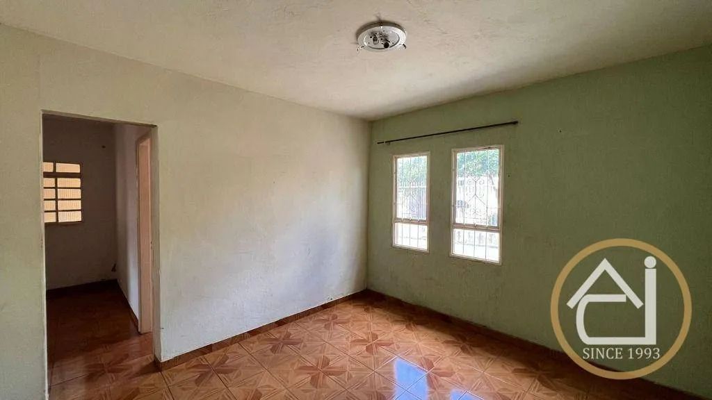 Casa com 2 quartos, 2 salas. cozinha com armários, wc e edícula com churrasqueira e cozinh - Foto 4