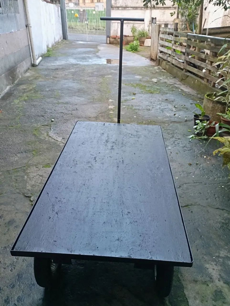 Carrinho plataforma tampo de madeira rodas pneumáticas, tamanho 1,50x0,80 oportunidade. - Foto 2