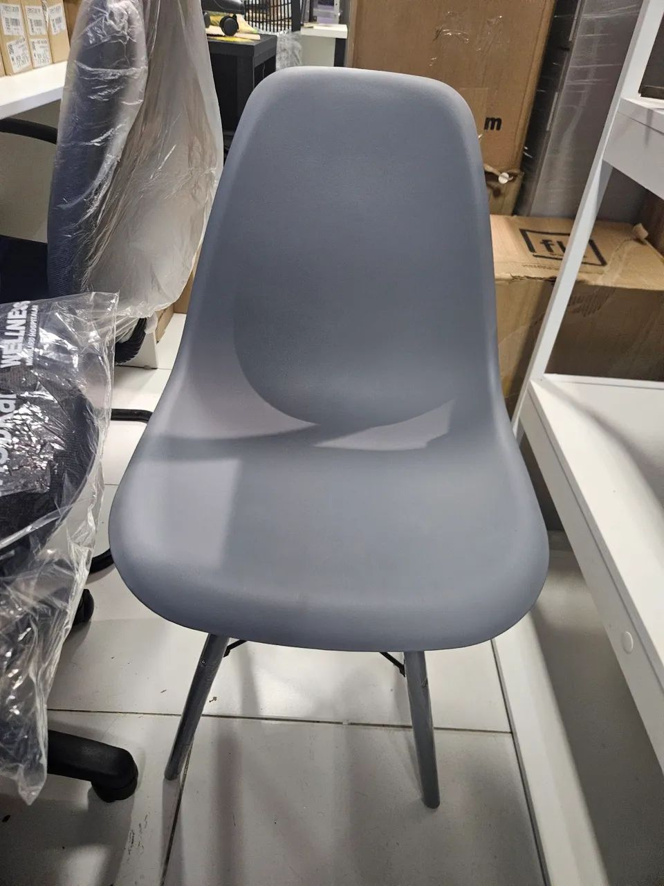 Cadeira de escritório cinza com design moderno - Foto 2