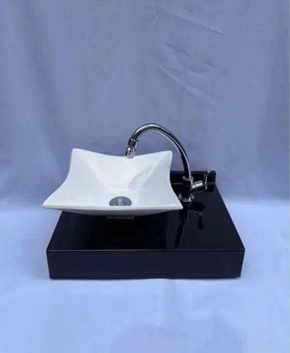 Pia Cuba Branca 29x29 e Bancada Preta 30x45 no mármore sintético para banheiro