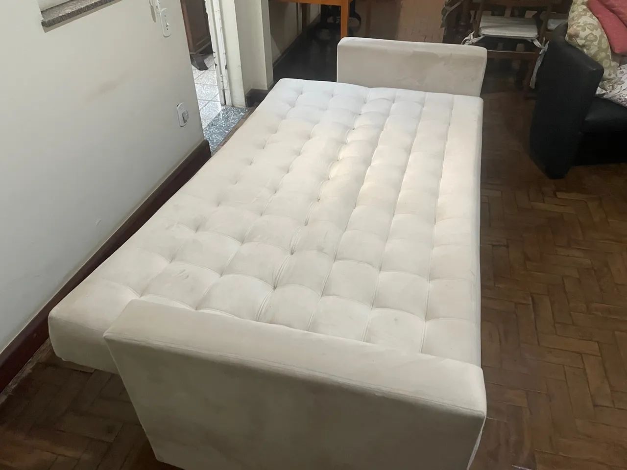 Sofá Cama Beje Claro com Design Clássico