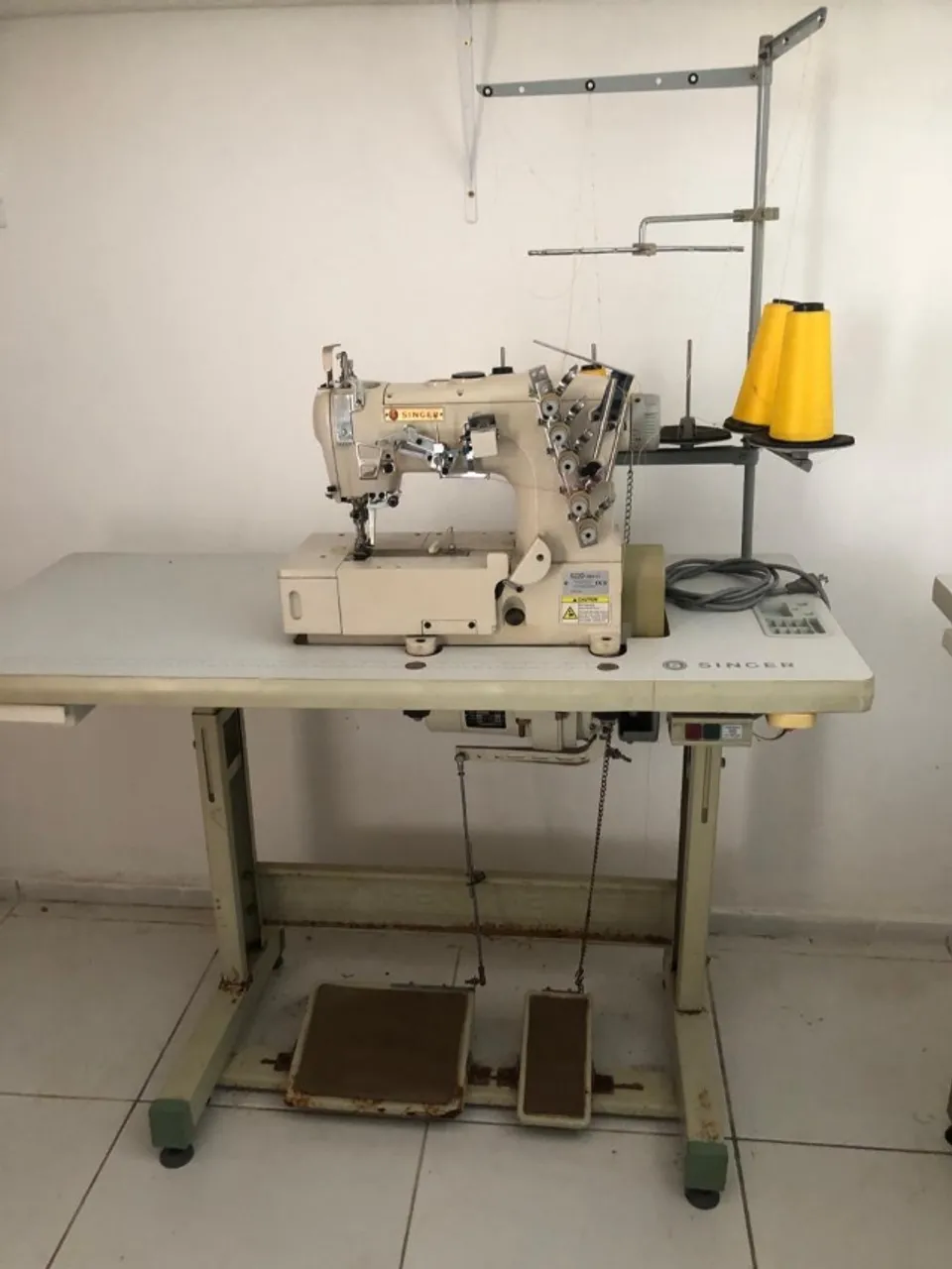 Máquina de Costura Galoneira de Base Plana de Alta Velocidade Singer, modelo 522D,