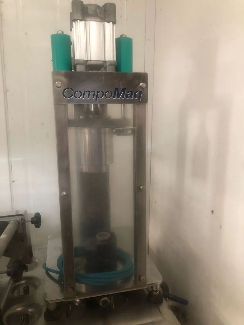 Envasadora dois bicos isobárica com cravadora 350 garrafas/h<br>Marca Compomaq - Foto 5