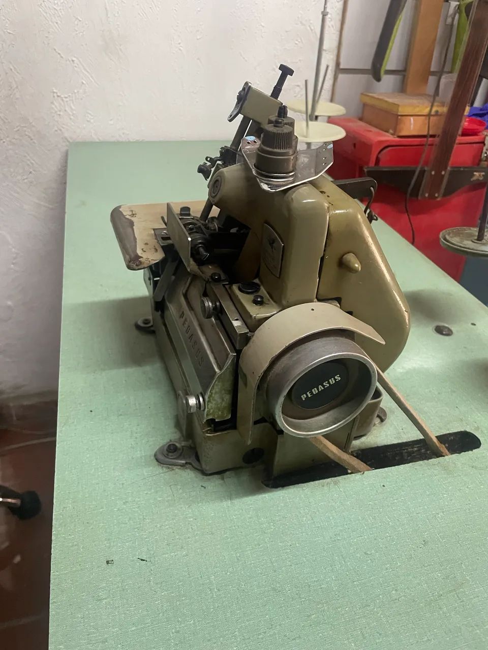 Máquina de costura overlock