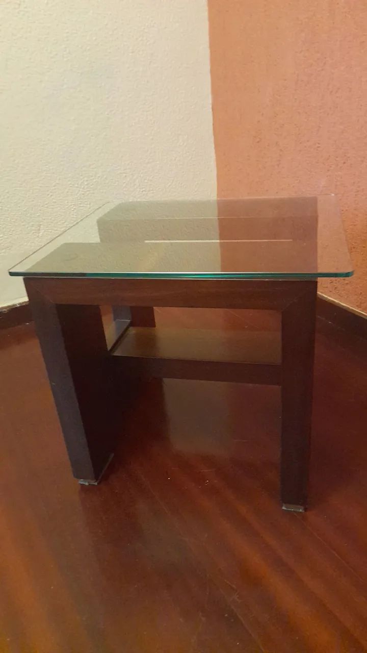 Mesa de centro em madeira maciça imbuia  com tampo de vidro