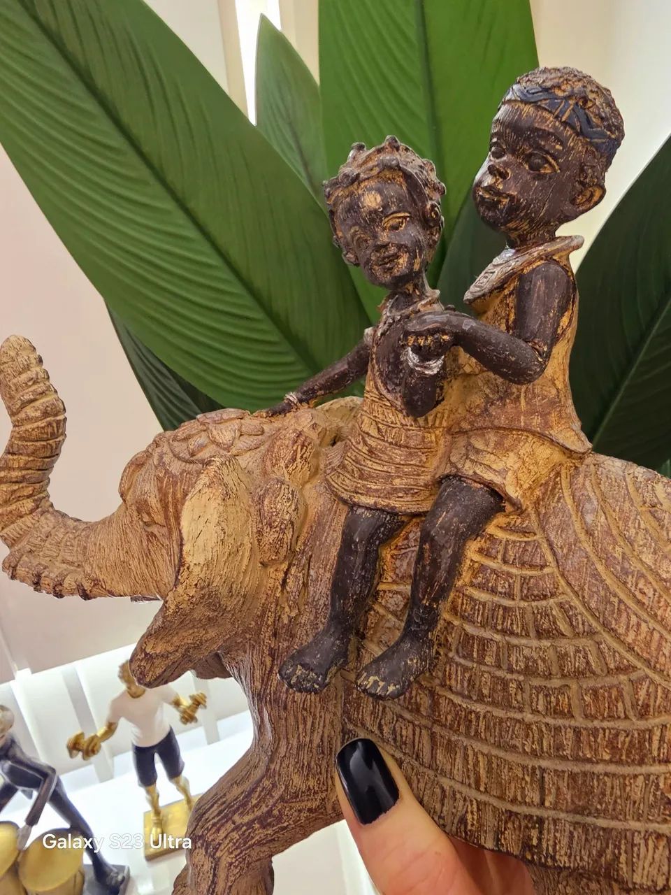 Linda Escultura de Elefante em Resina C/Duas Crianças Esculpida a mão! - Foto 5
