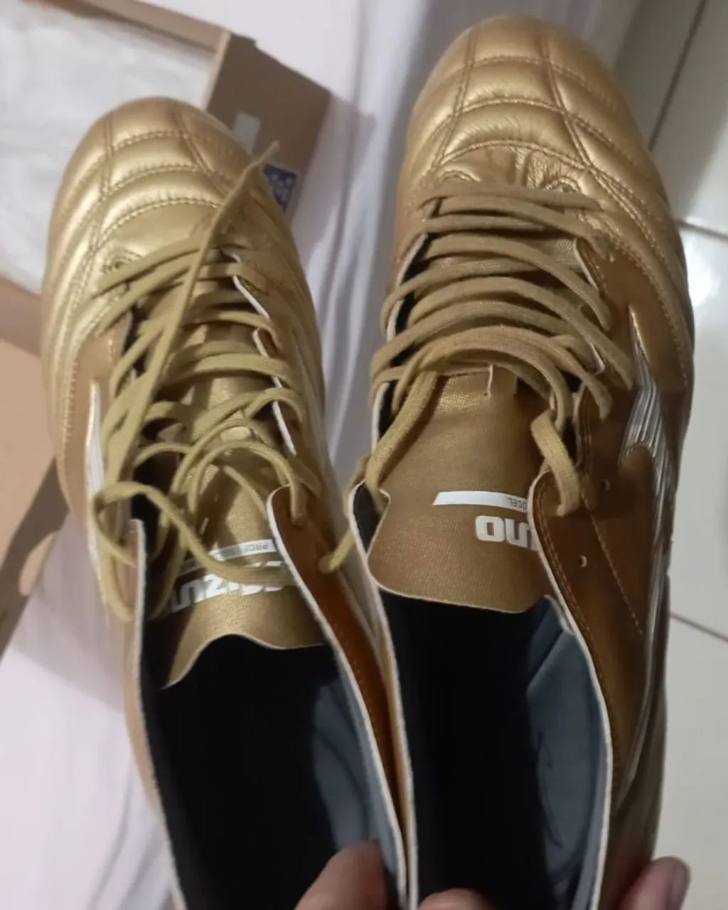 CHUTEIRA MIZUNO MORELIA N°43 DOURADA - Foto 3