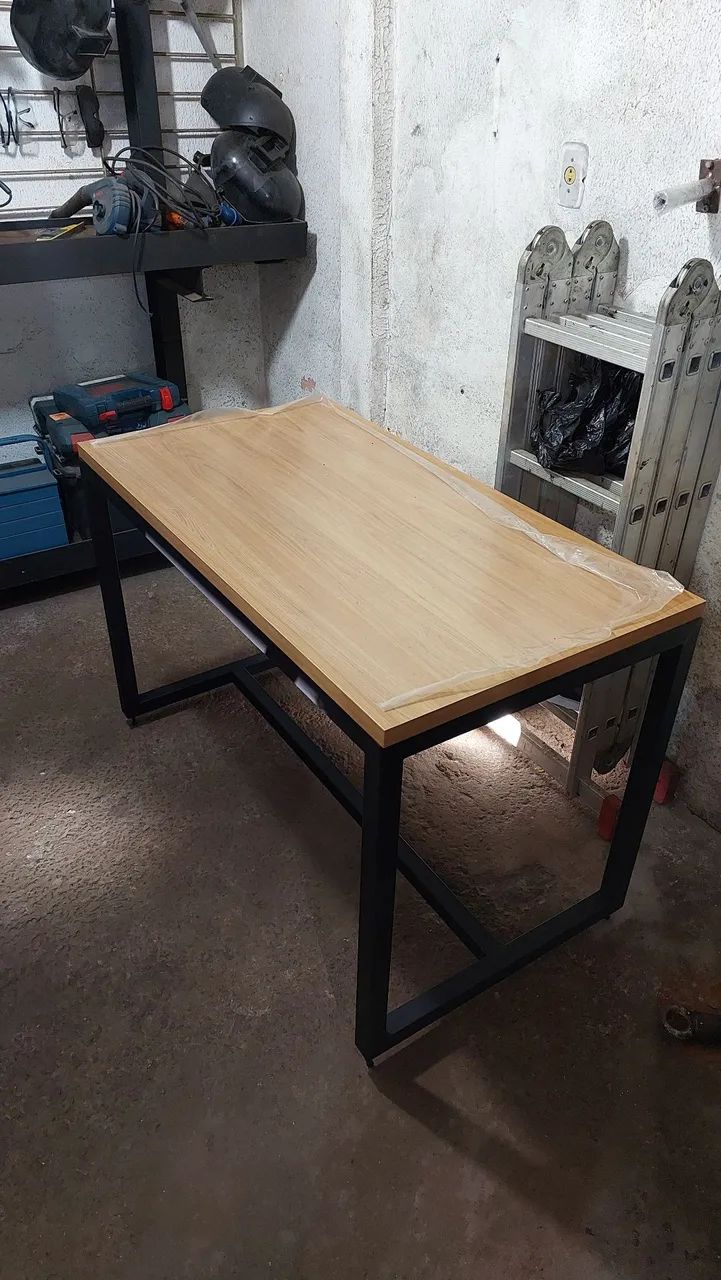 Mesa Industrial Freijó e Aço resistente a água e umidade 