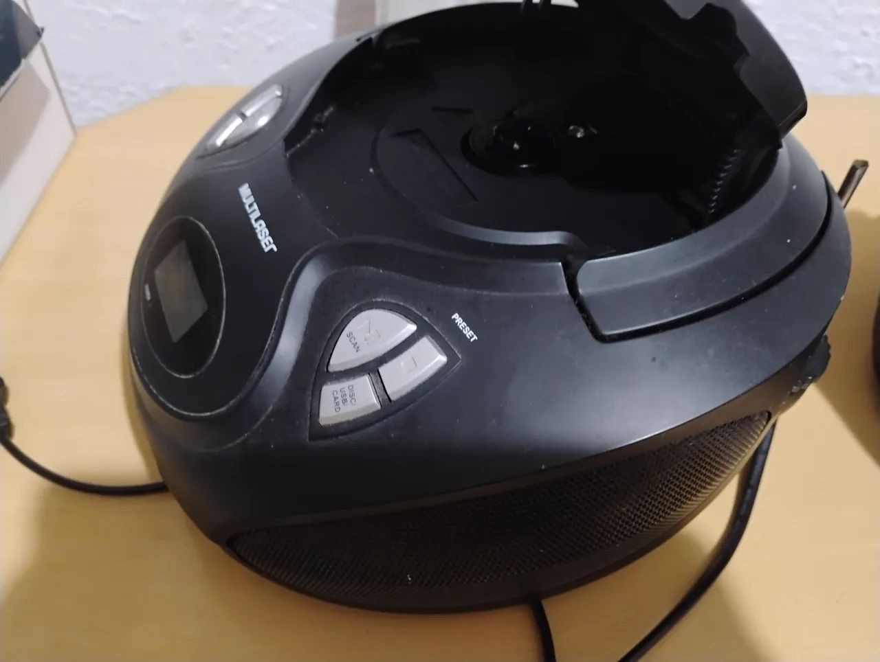 Som  rádio  am FM  e cd.