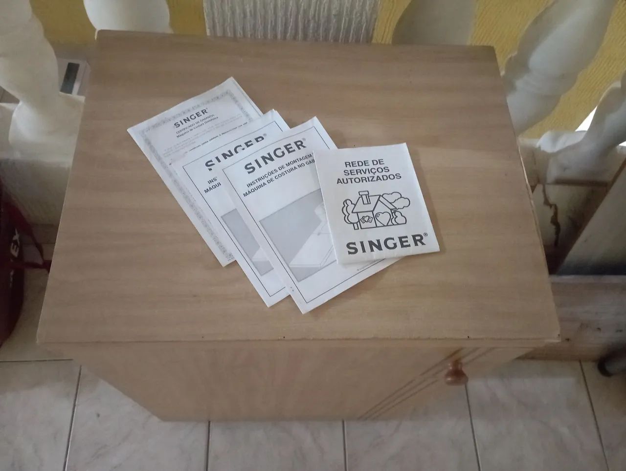 Máquina de Costura Singer com Mesa e Pedal - Foto 2