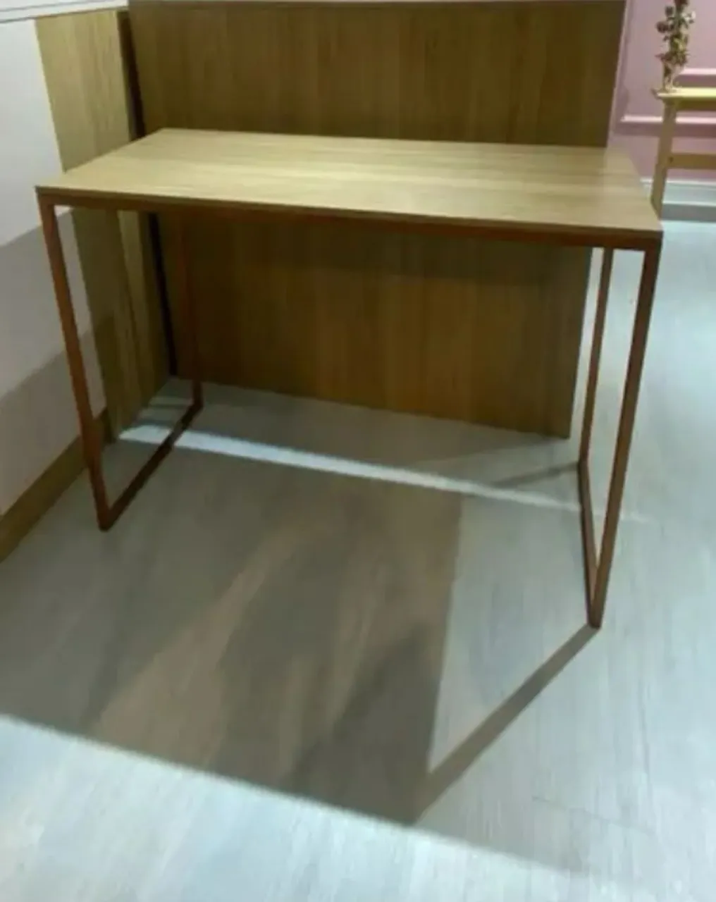 MESA COM DESIGN MODERNO E ELEGANTE