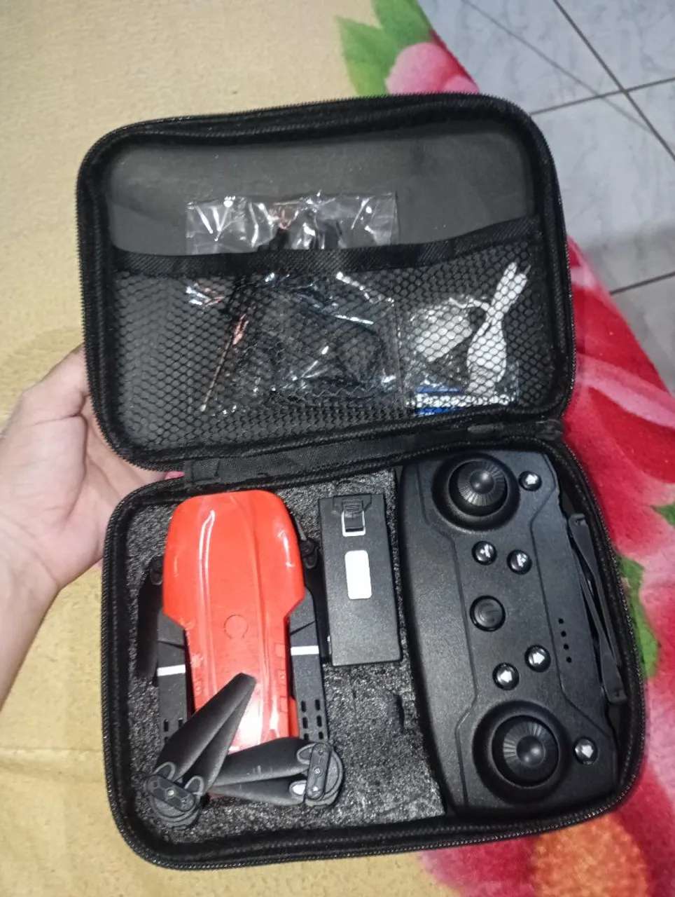Drone Compacto com Câmera e Controle Remoto