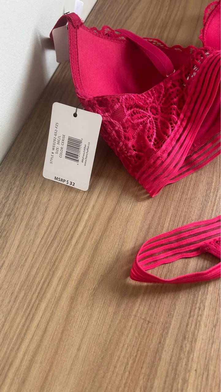 Conjunto de lingerie rosa cereja