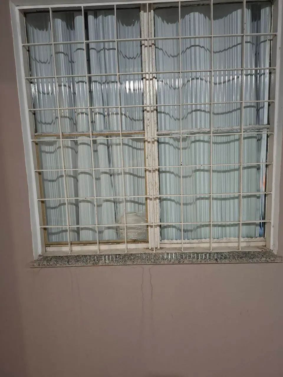 Janelas com grades de proteção e porta 