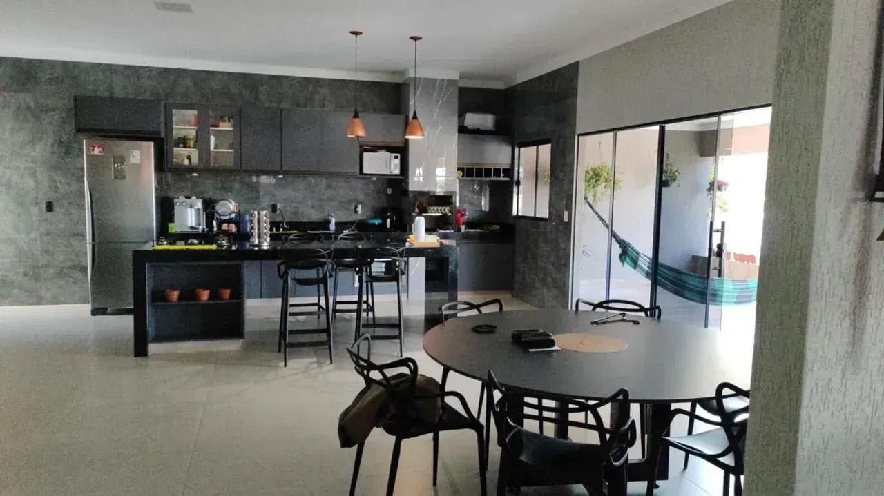 Vendo casa com 3 quartos 1 suíte com piscina e churrasqueira próximo ao centro - Foto 2