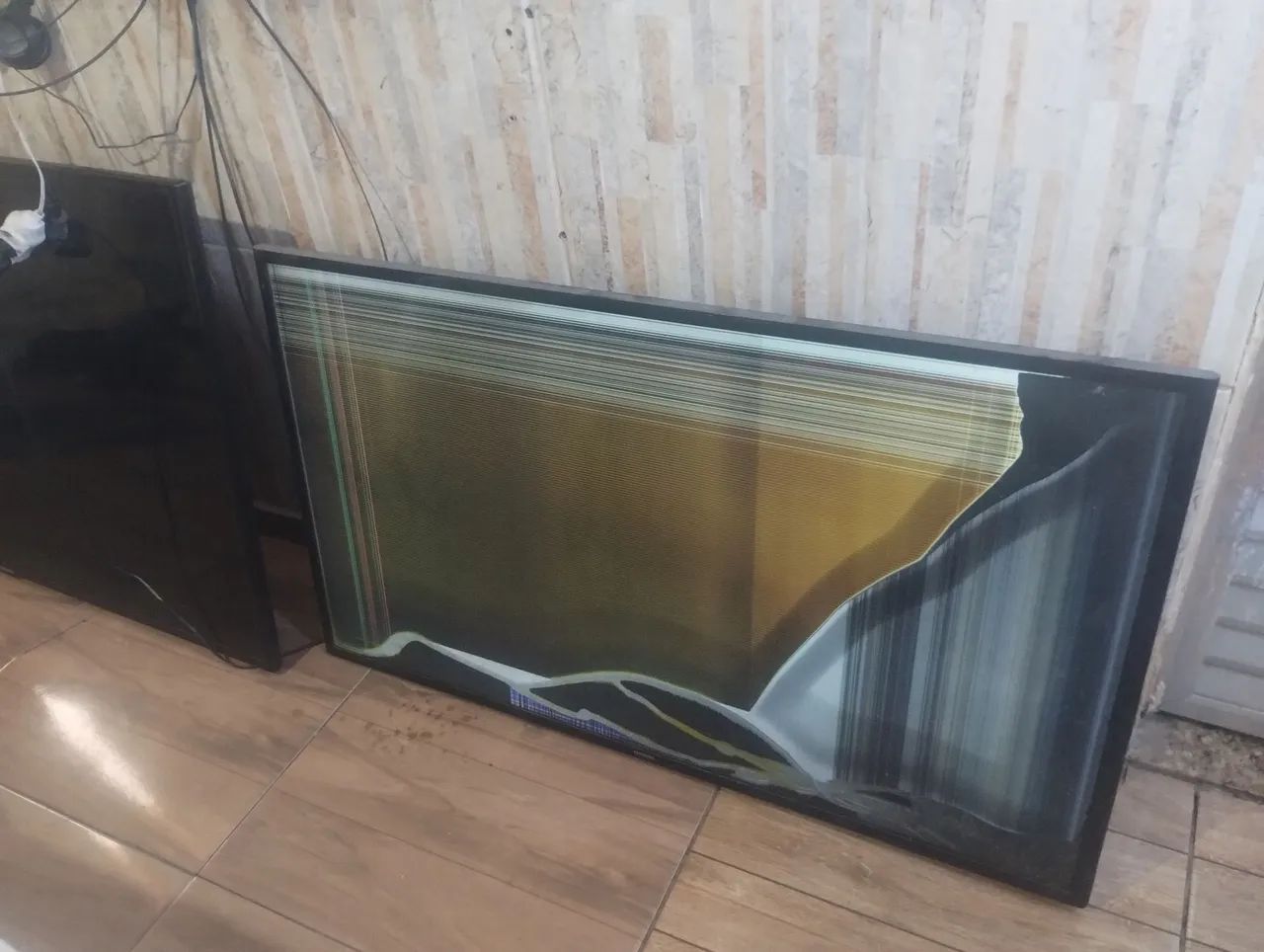 Troco e aceito propostas, 2 tvs uma com essas linhas pretas e uma trincada ambas Samsung! - Foto 2