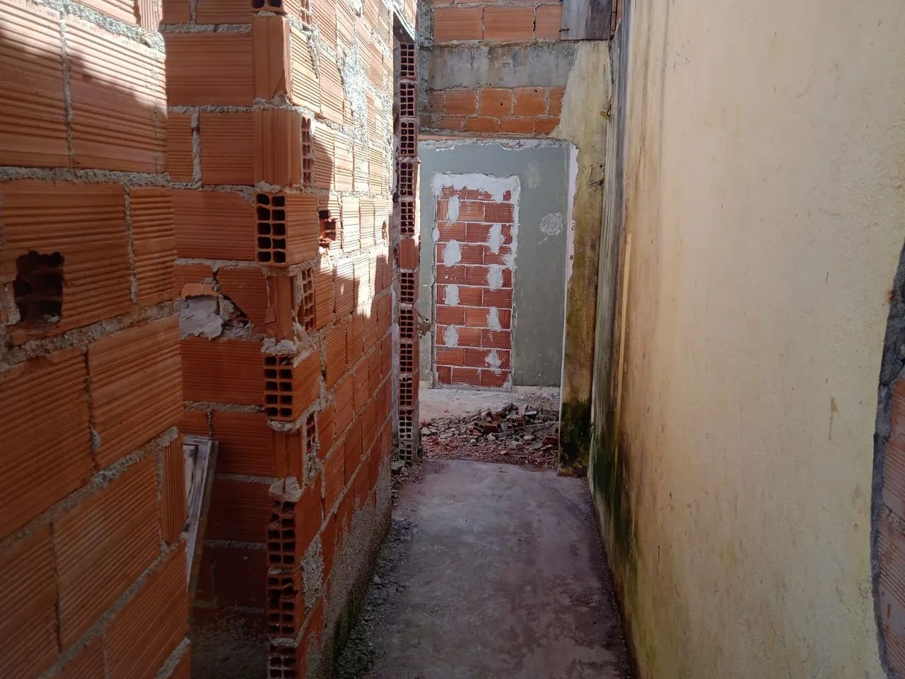 Terreno murado com construção  - Foto 5