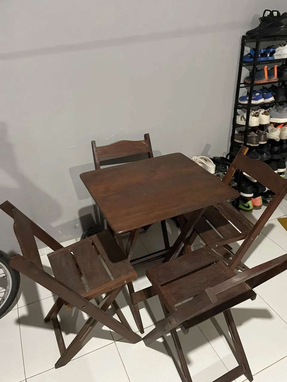 Mesa de madeira com 4 cadeiras - Foto 3