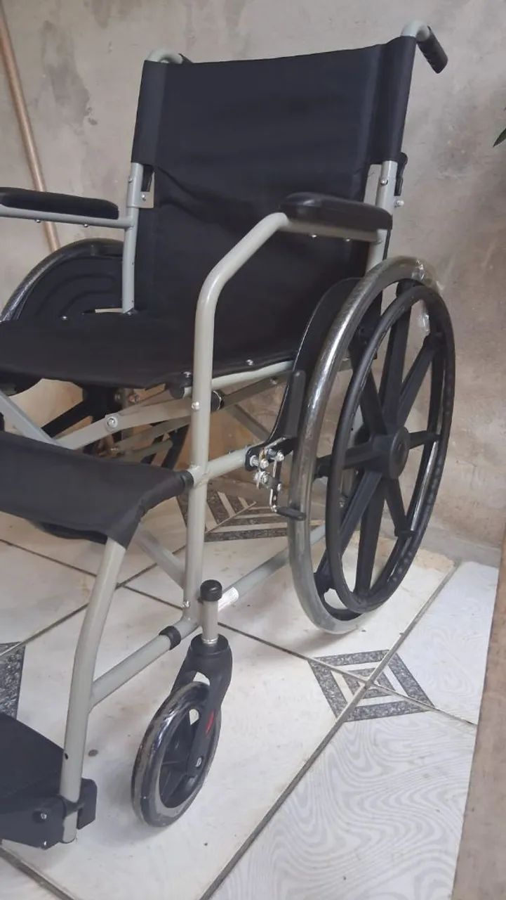 Cadeira de rodas nova Lacrada - Foto 2