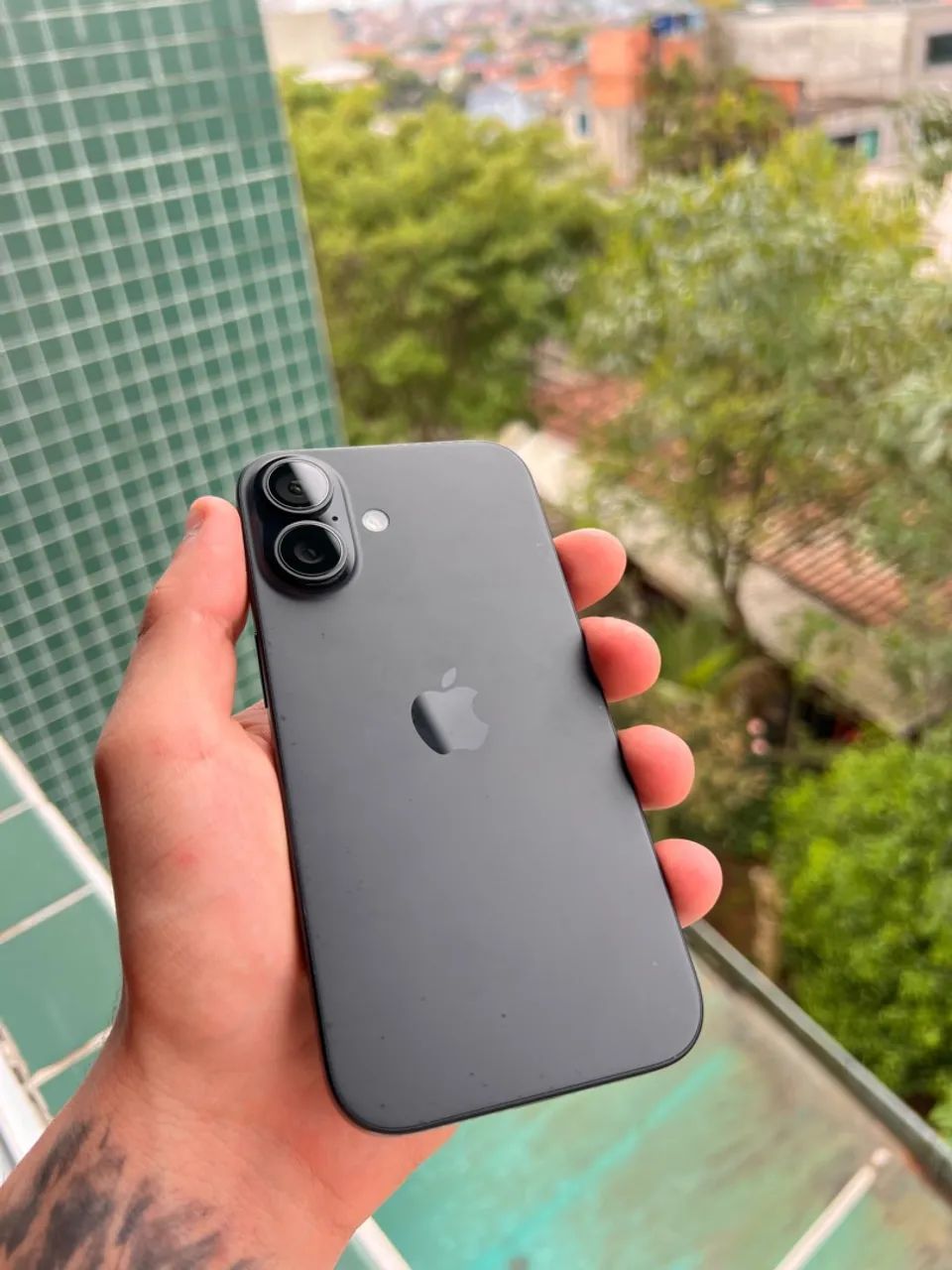 iPhone 16 black 