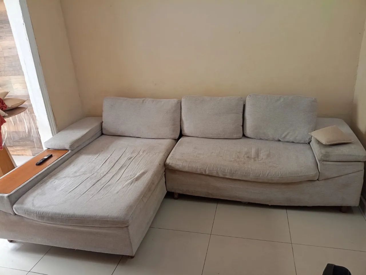 Sofá com chaise 