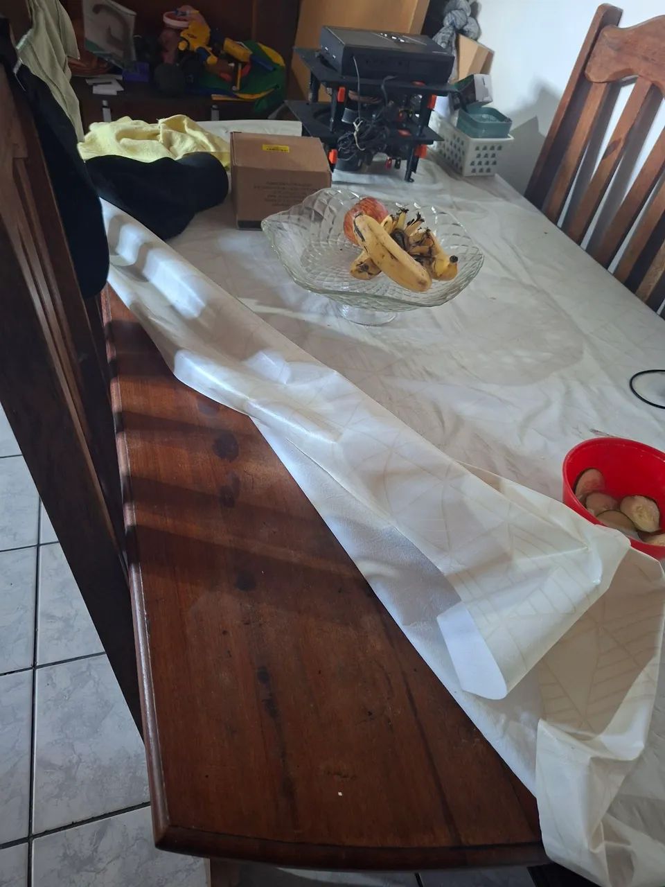 Mesa madeira de lei, com 4 cadeiras pra cozinha, etc - Foto 2