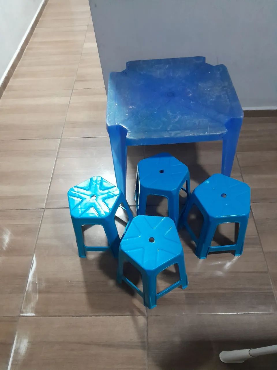 Mesa infantil com banquinhos  - Foto 3