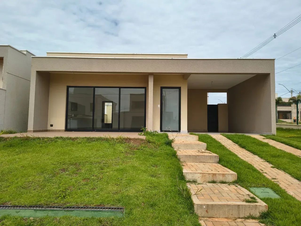 Sobrado em condomínio fechado Jd. Lyon com 172m² com 4