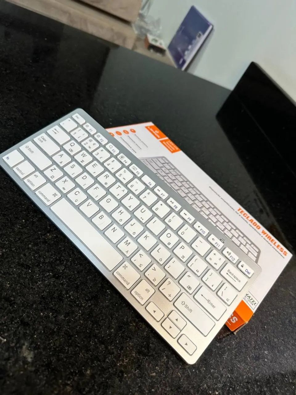 Teclado Bluetooth Slim Prata/Branco | Pilha | Com Caixa | Impecável - Foto 5