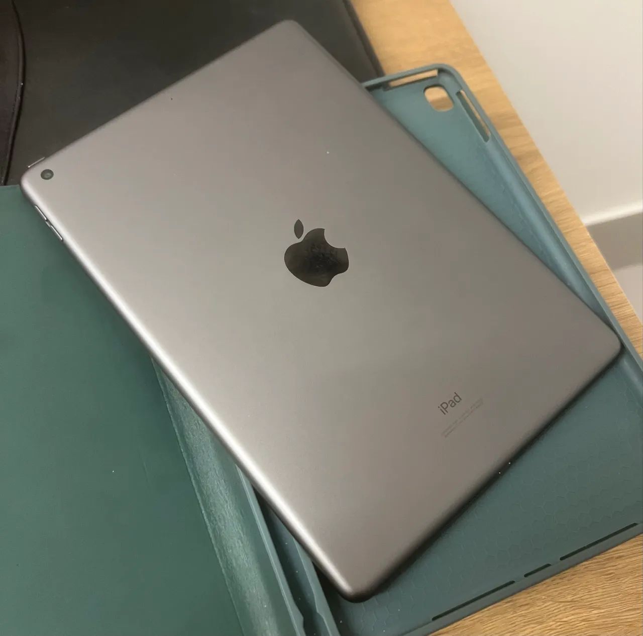 iPad 8 - 32GB + capinha com teclado 