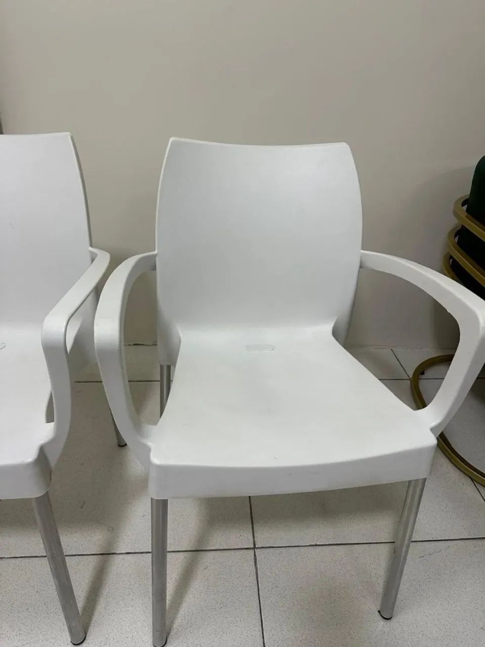 Poltrona Plástica Sec Line com pés em Alumínio 