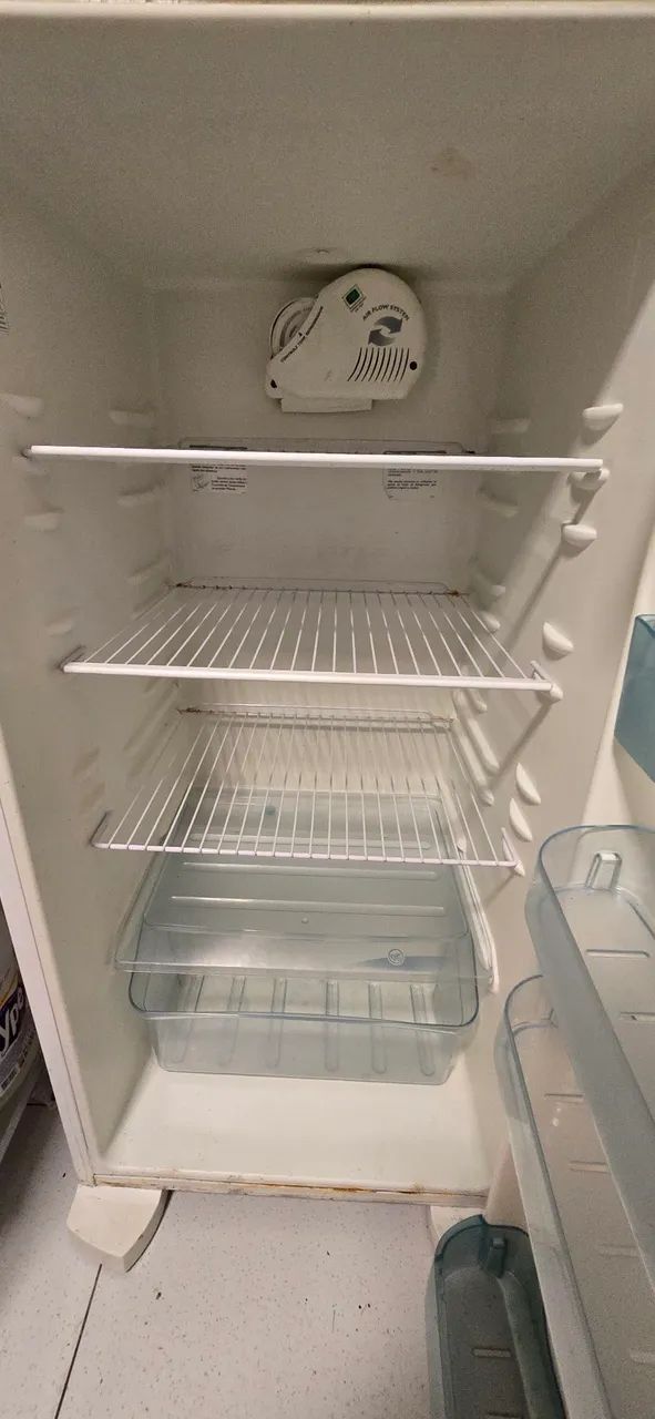 Geladeira Electrolux com defeito  - Foto 4