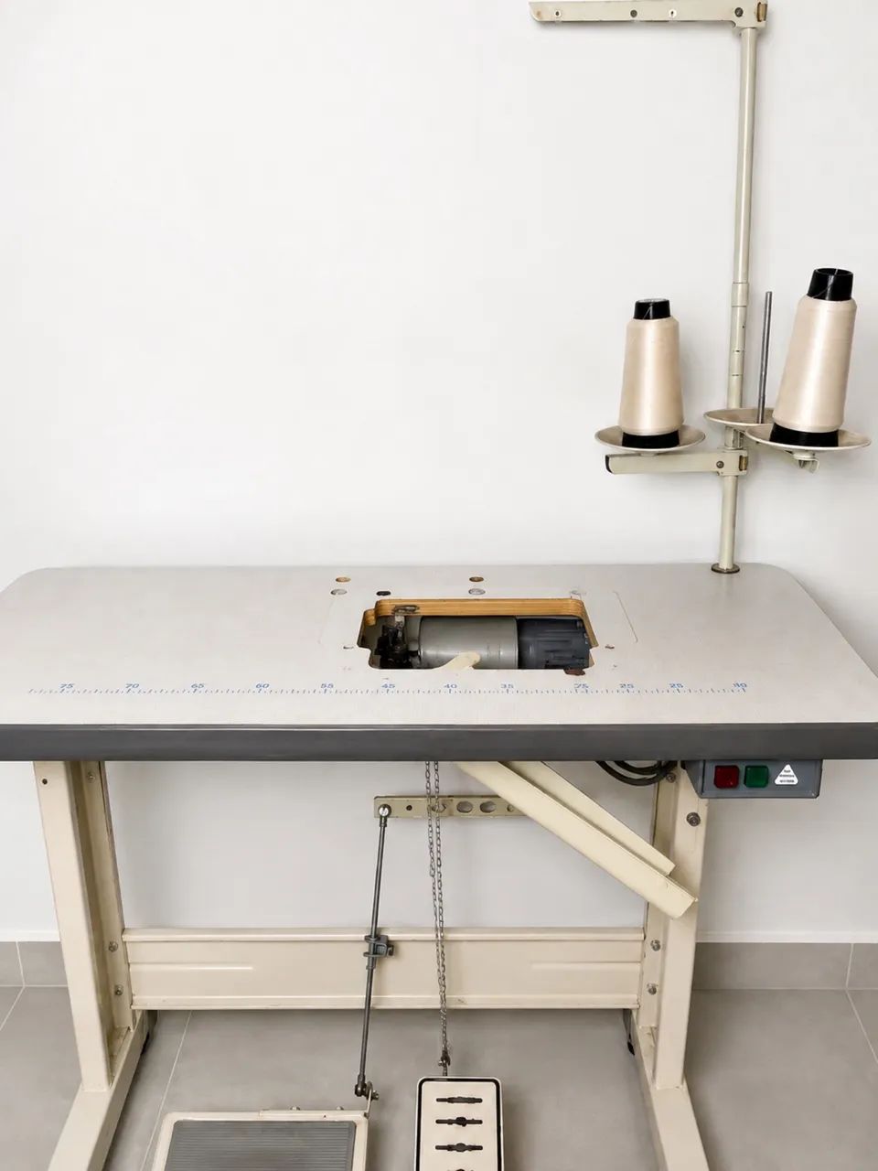 Mesa Bancada Industrial para Overloque com Motor Fox 400W e 2 Pedais