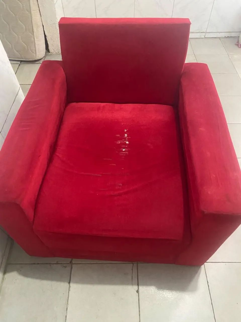 conjunto de sofá e poltrona de veludo vermelho, com leves marcas de uso - Foto 2