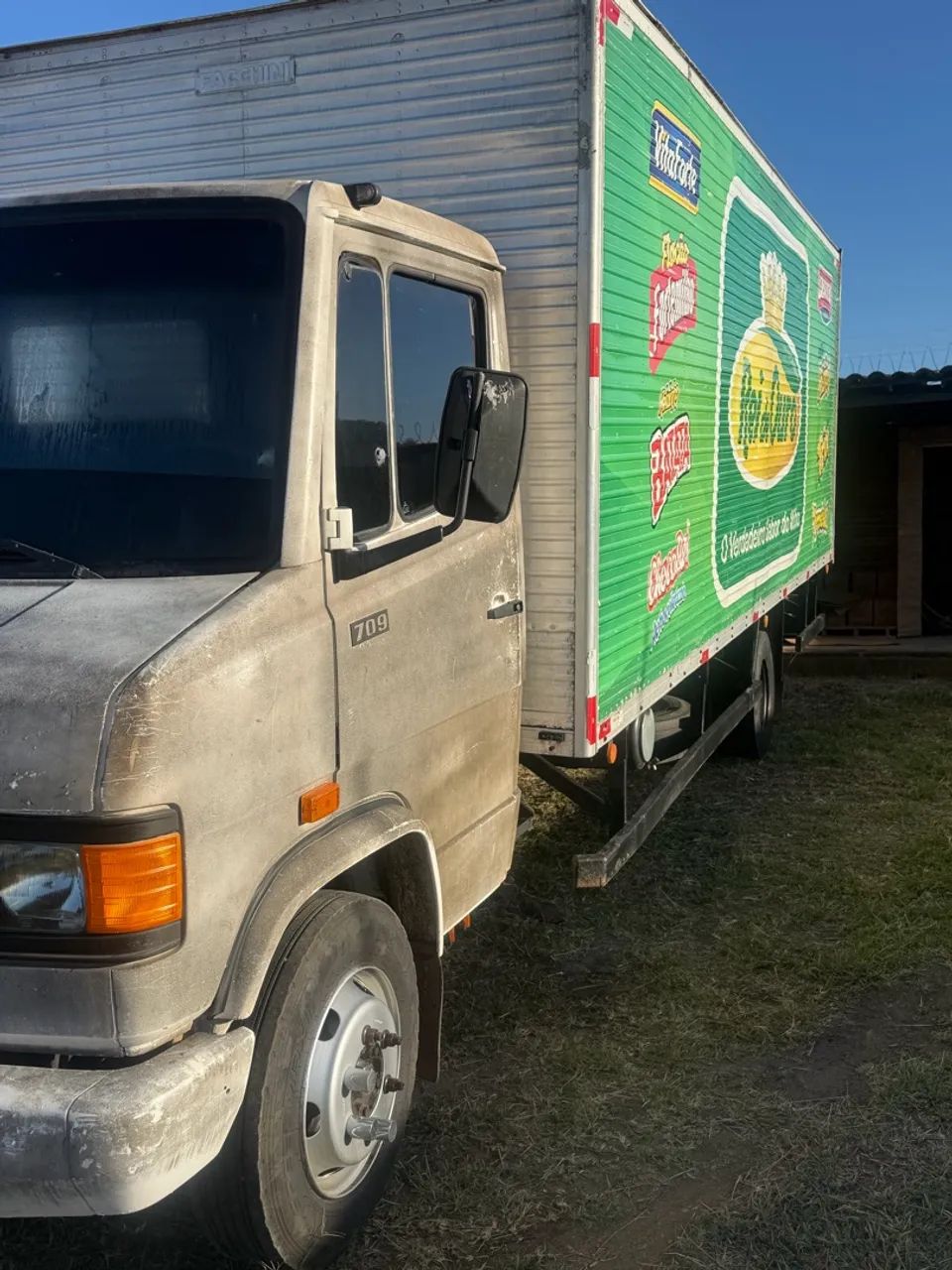 Mercedes 709 Baú  - Foto 2