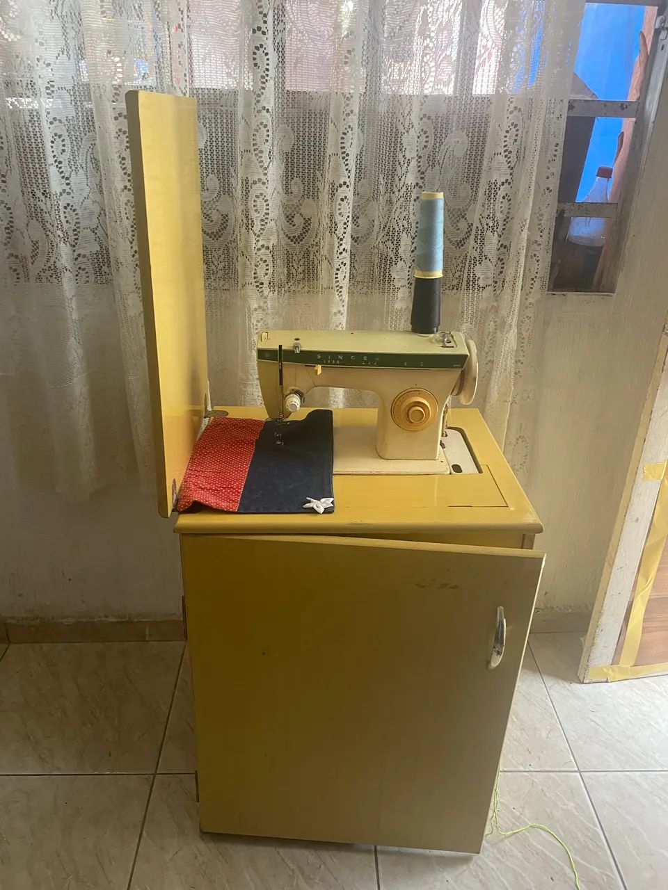 Máquina de costura com gabinete  - Foto 3
