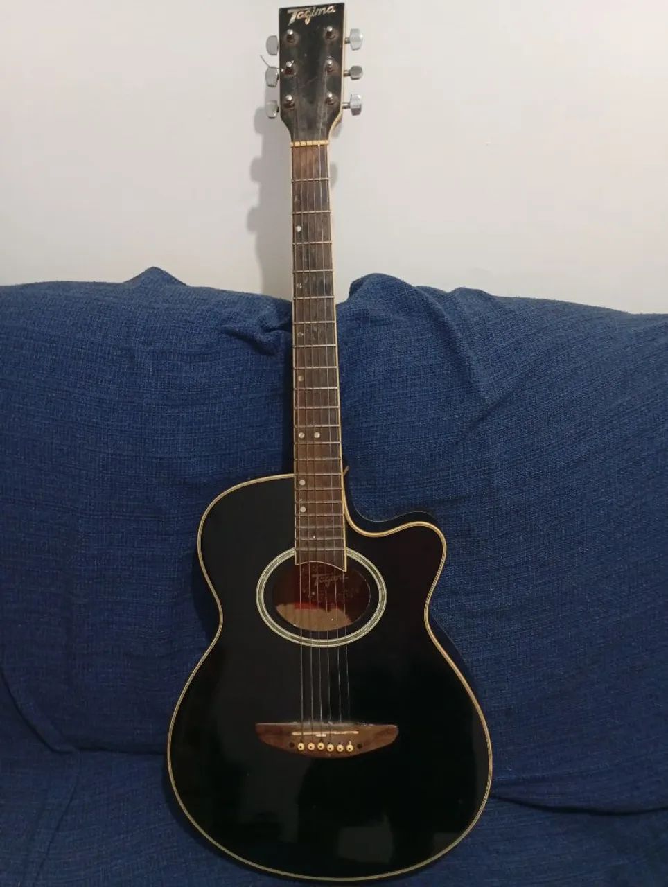 Vendo violão elétrico tagima conservado com poucas marcas de uso